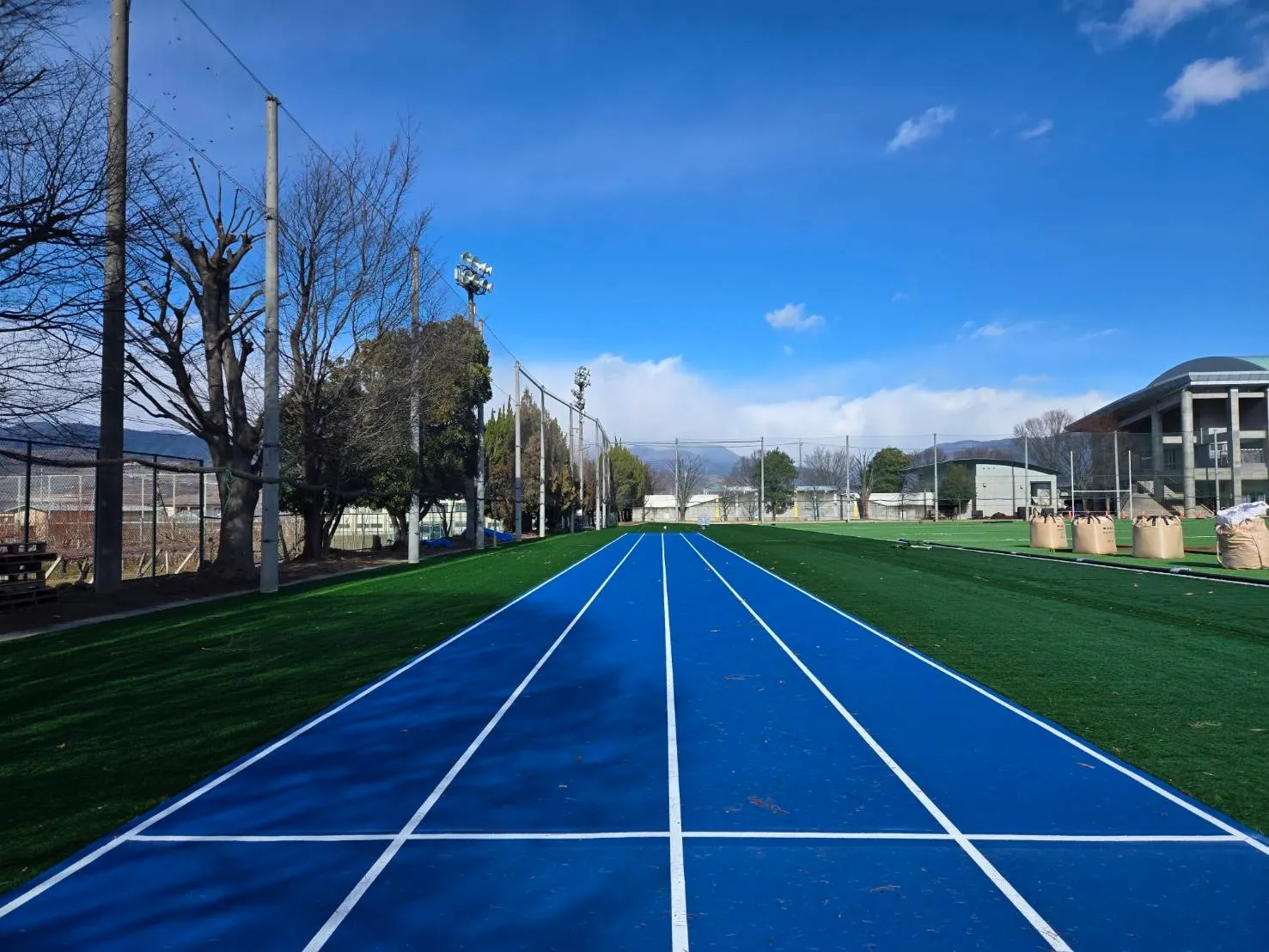 山梨県日川高等学校グランド直走路(非透水ゴムチップ)